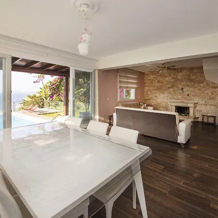 House With Amazing Sea View And Pool In *